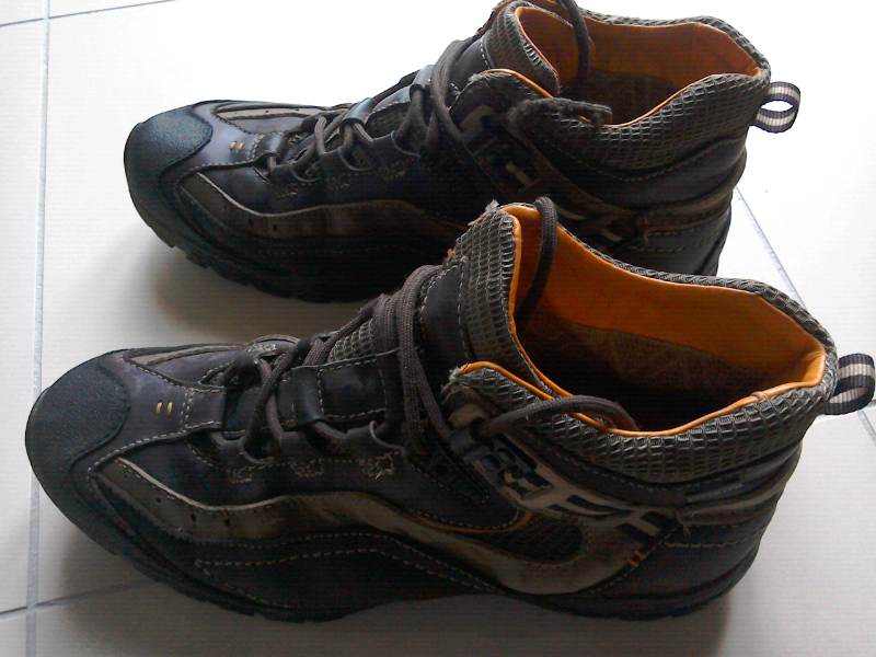 clarks gore tex walking boots